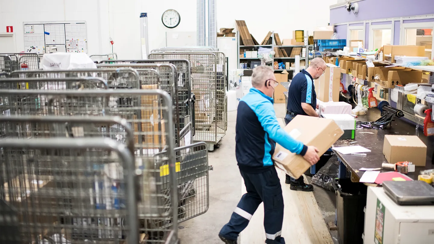 Om ett paket helt saknar adress eller liknande uppgifter så fotograferas innehållet och läggs in i en sökbar databas. Foto: Erik Ardelius.