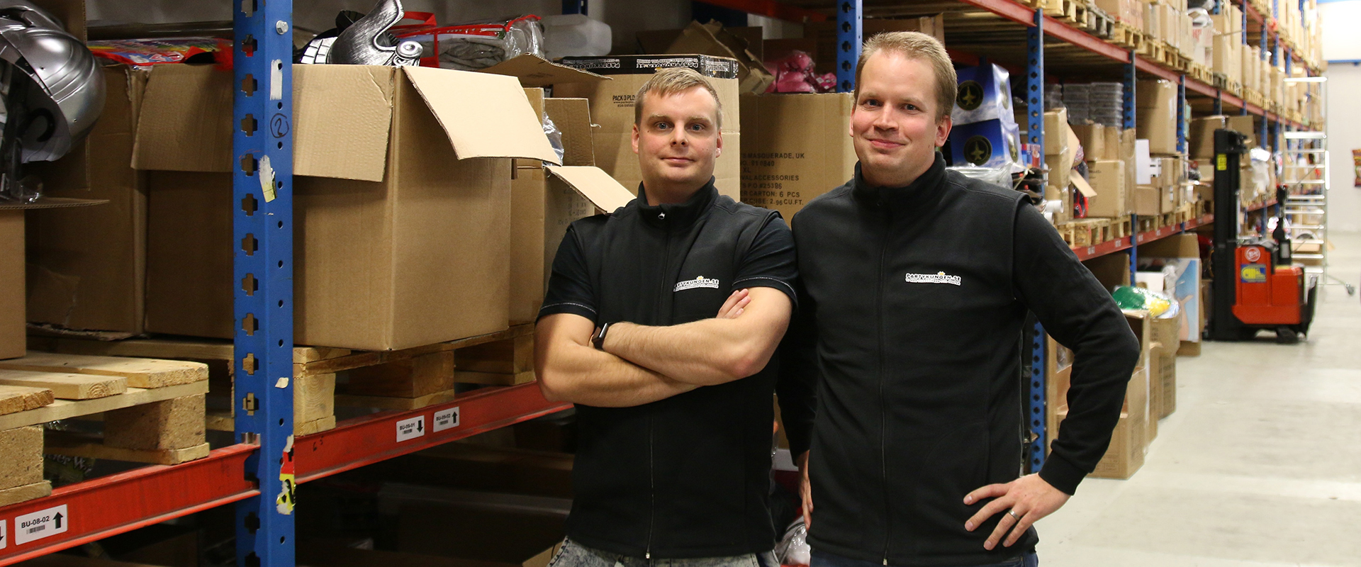 Vice-vd Jeff Jansson och VD Joel Svensson på Partykungens lager. Foto: Partykungen