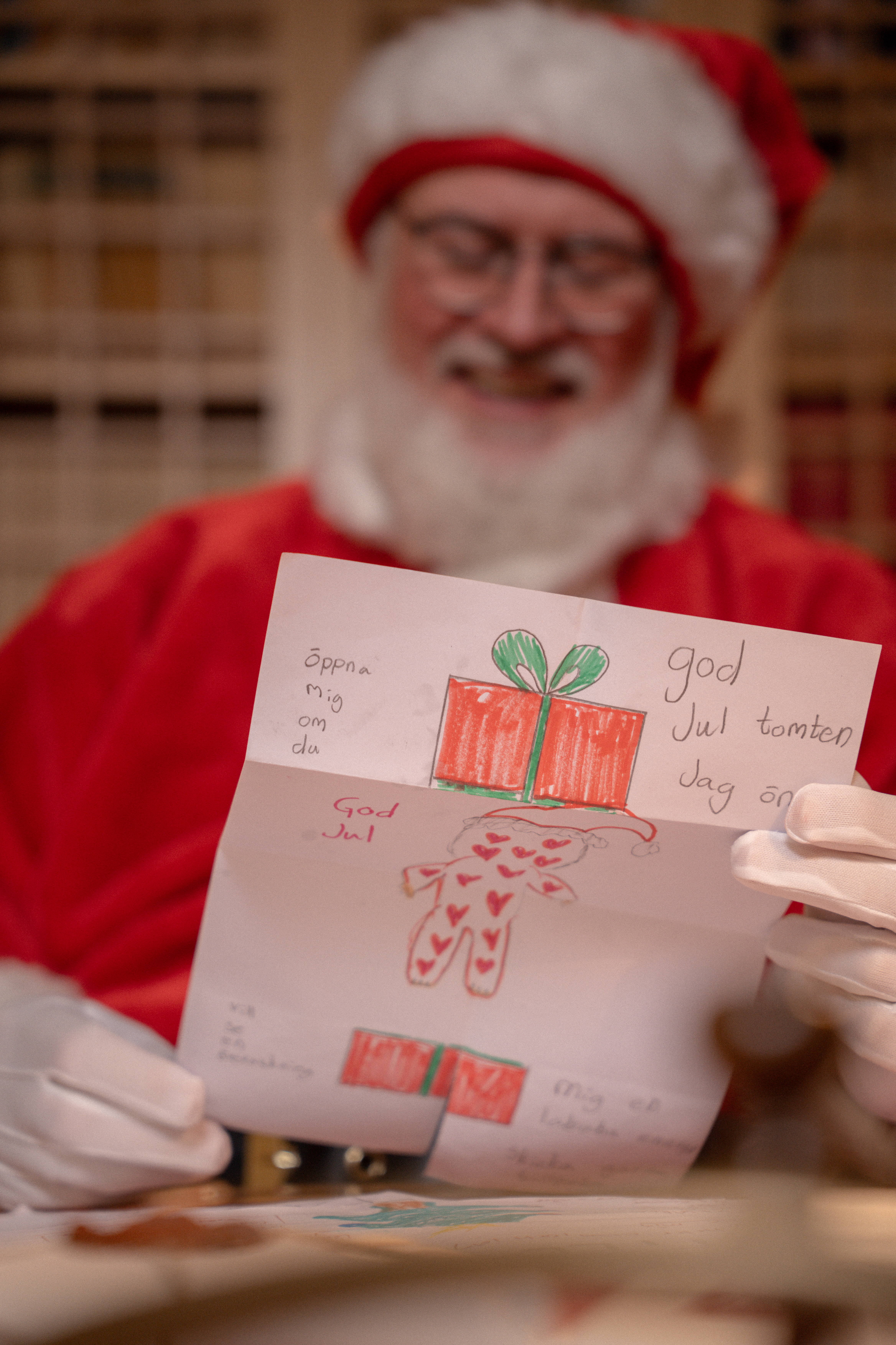Tomten läser brev från barn